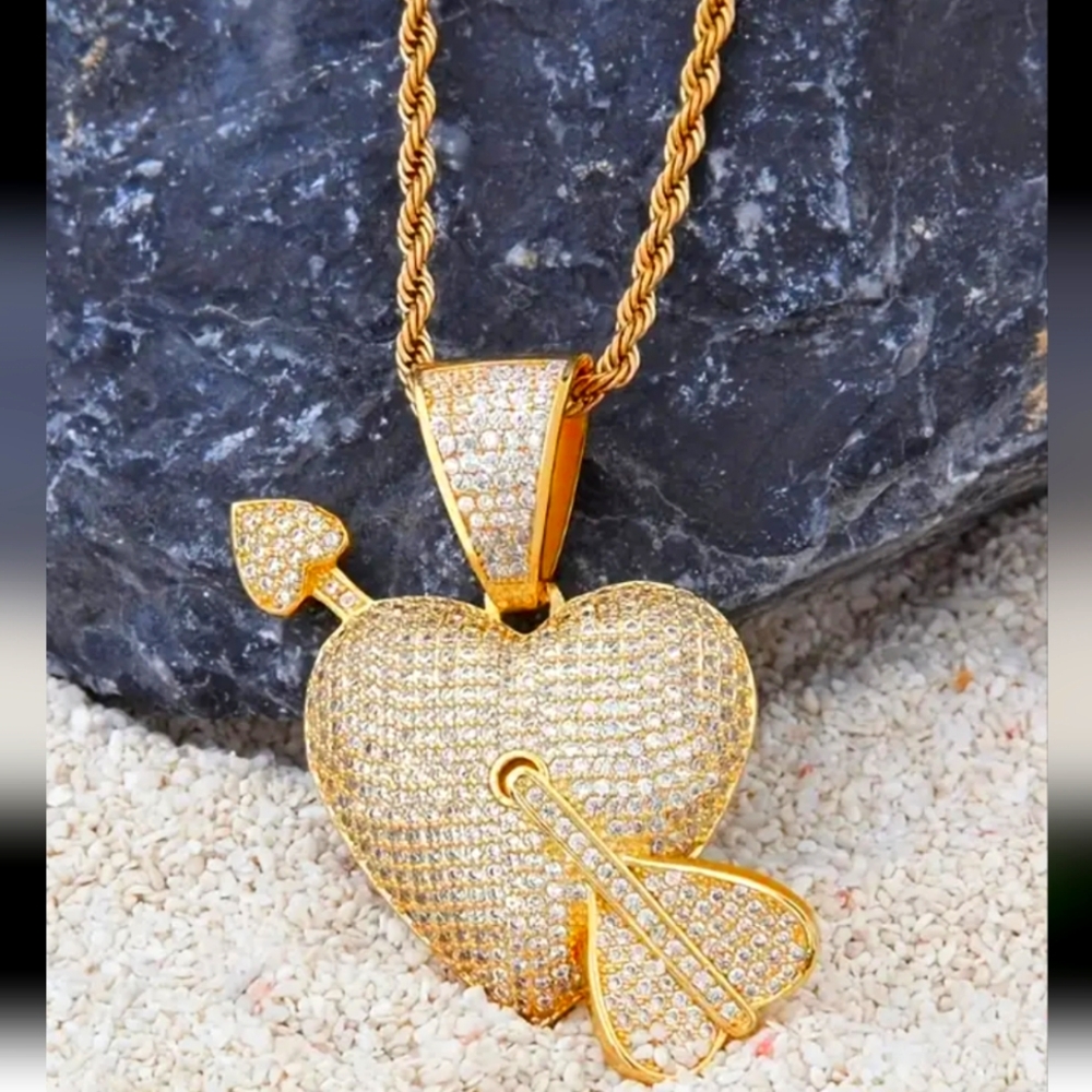 Elegant Gold Heart Pendant Necklace - Picture 2 of 4
